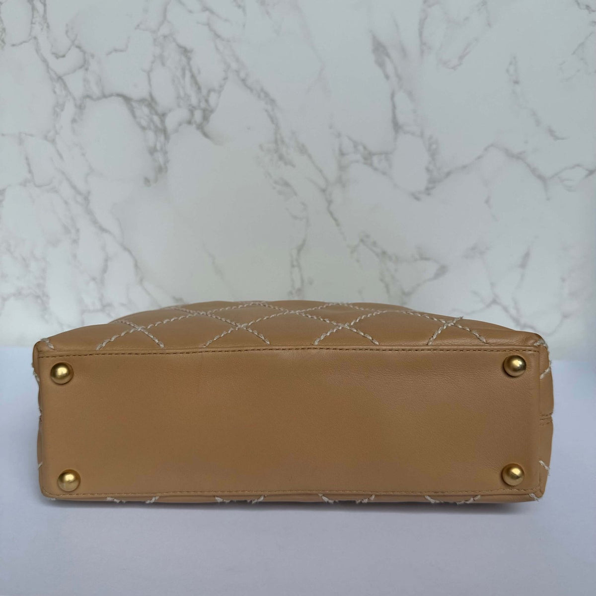 Onderkant vintage Chanel tas beige