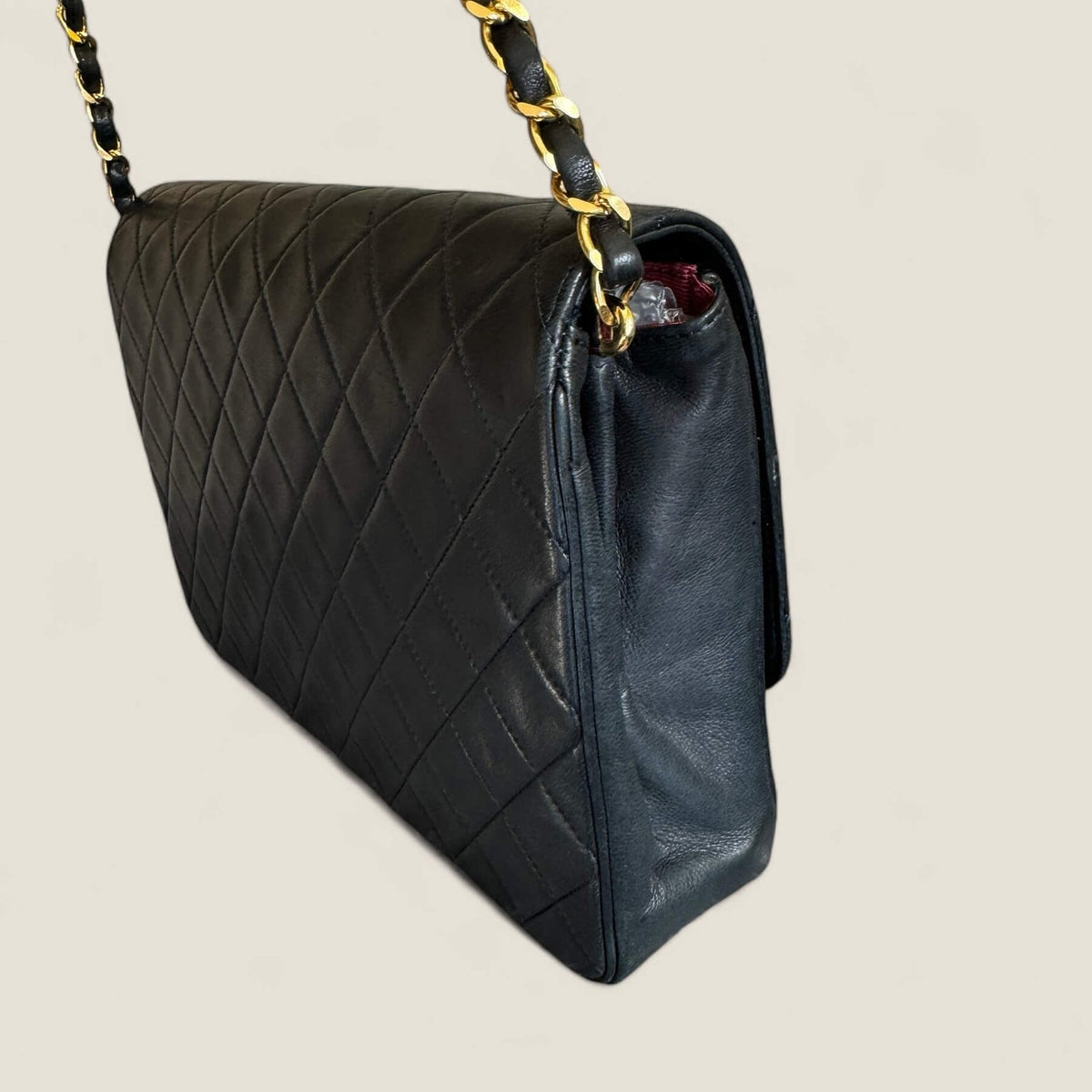 Pre-loved Chanel handbag made of lambskin with gold hardware