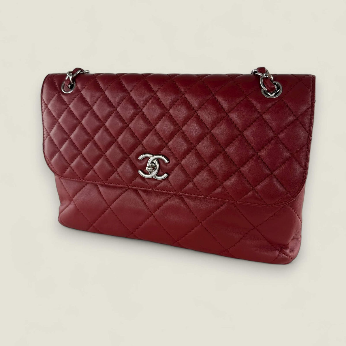 Pre-owned Chanel single flpabag jumbo red