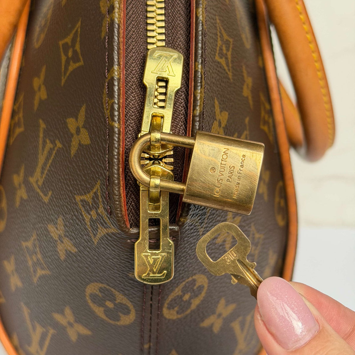 Rits en hangslot detail Louis Vuitton Ellipse PM
