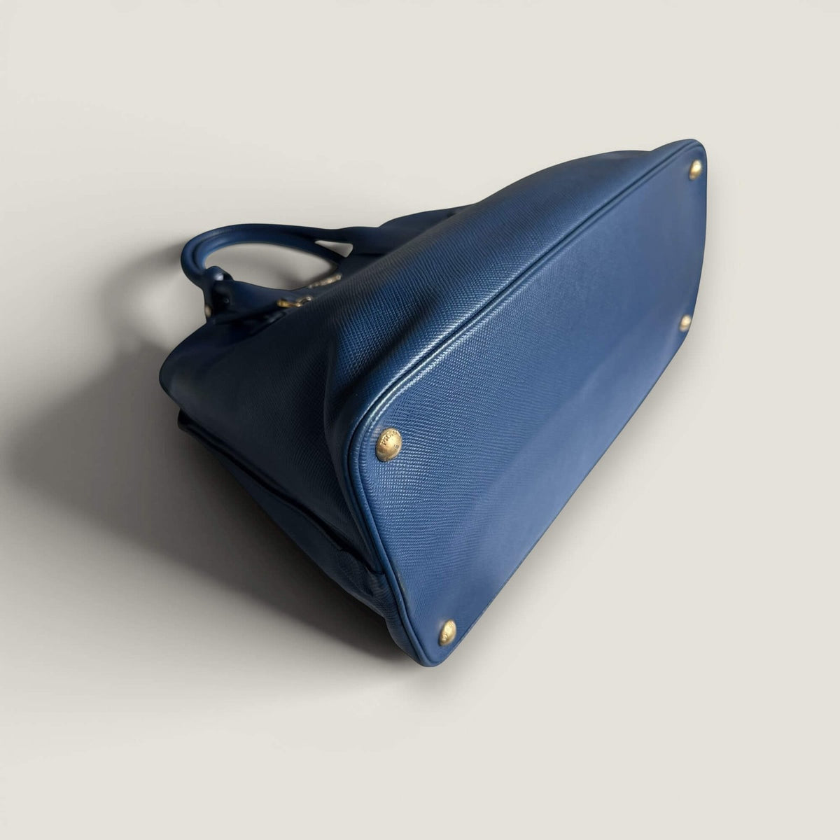 Tweedehands Prada schoudertas blauw leer
