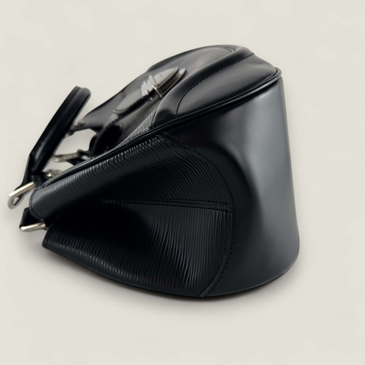 Pre-owned sac Montaigne black epi leather Louis Vuitton