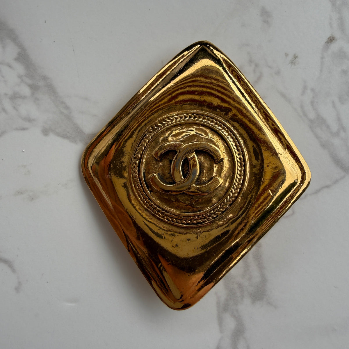 Tweedehands Chanel CC Rhombus broche