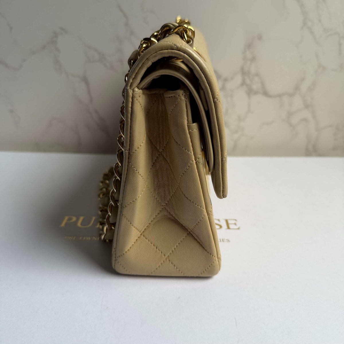 ZIjaanzicht Chanel classic flap small beige lamsleer
