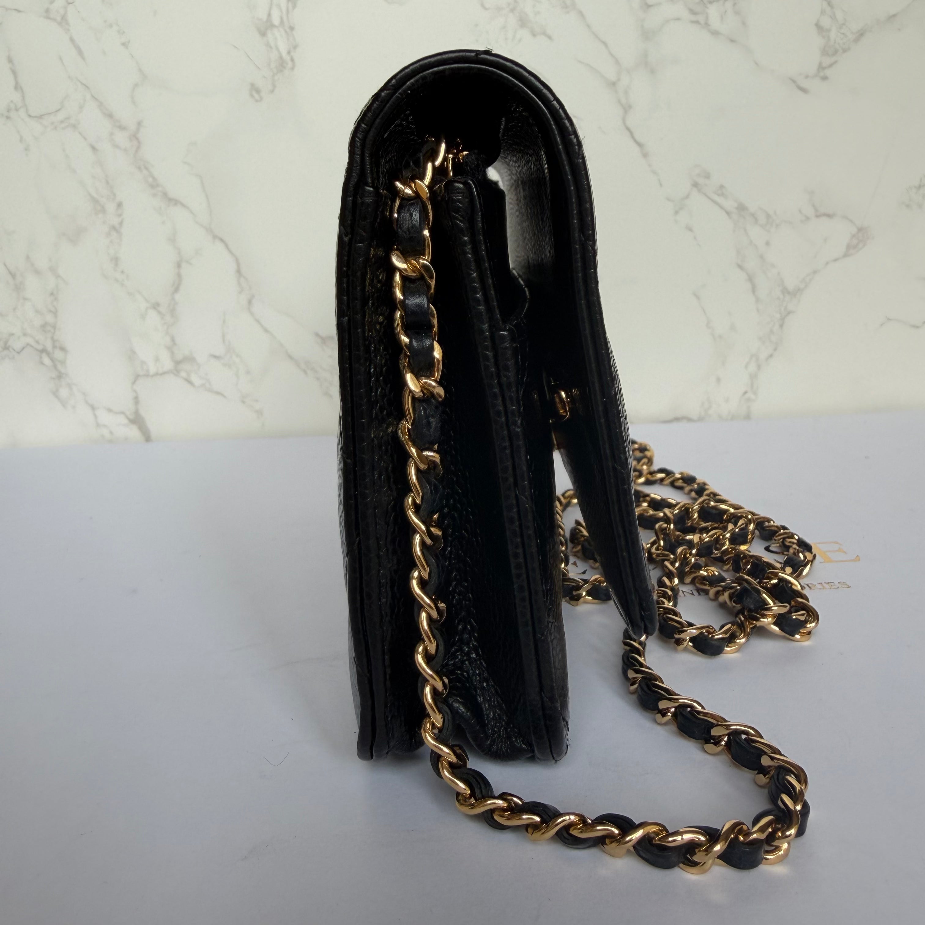 Zijaanzicht authentieke wallet on chain Chanel