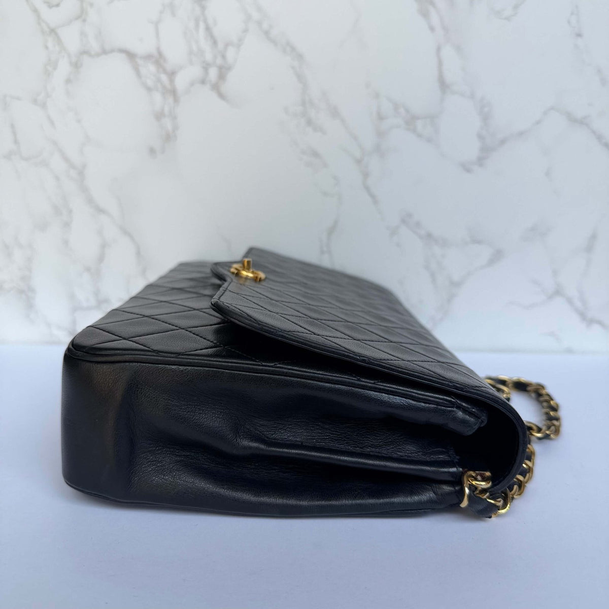 Zijkant Chanel vintage matelassé flap bag