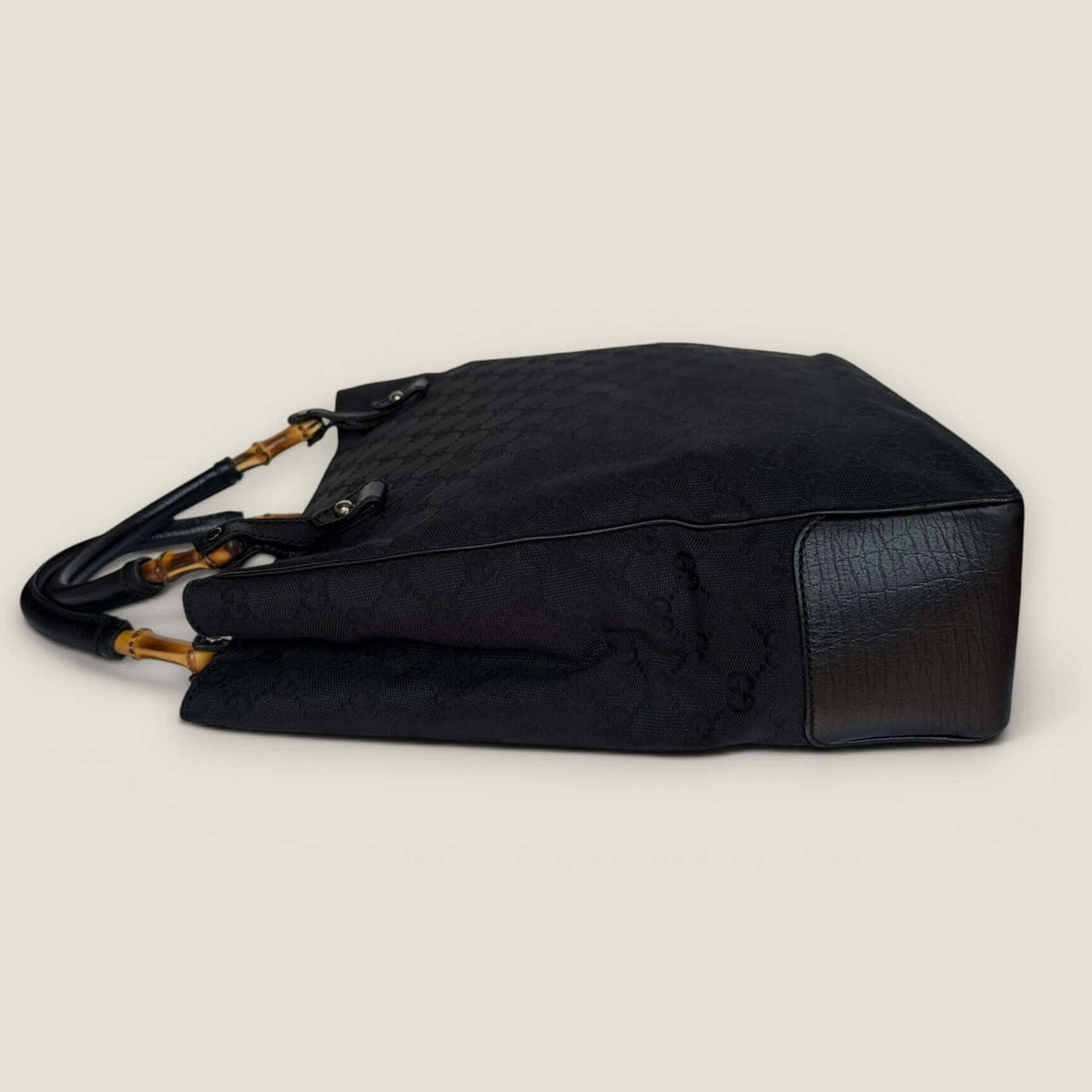 Zijkant Gucci bamboo GG supreme zwart