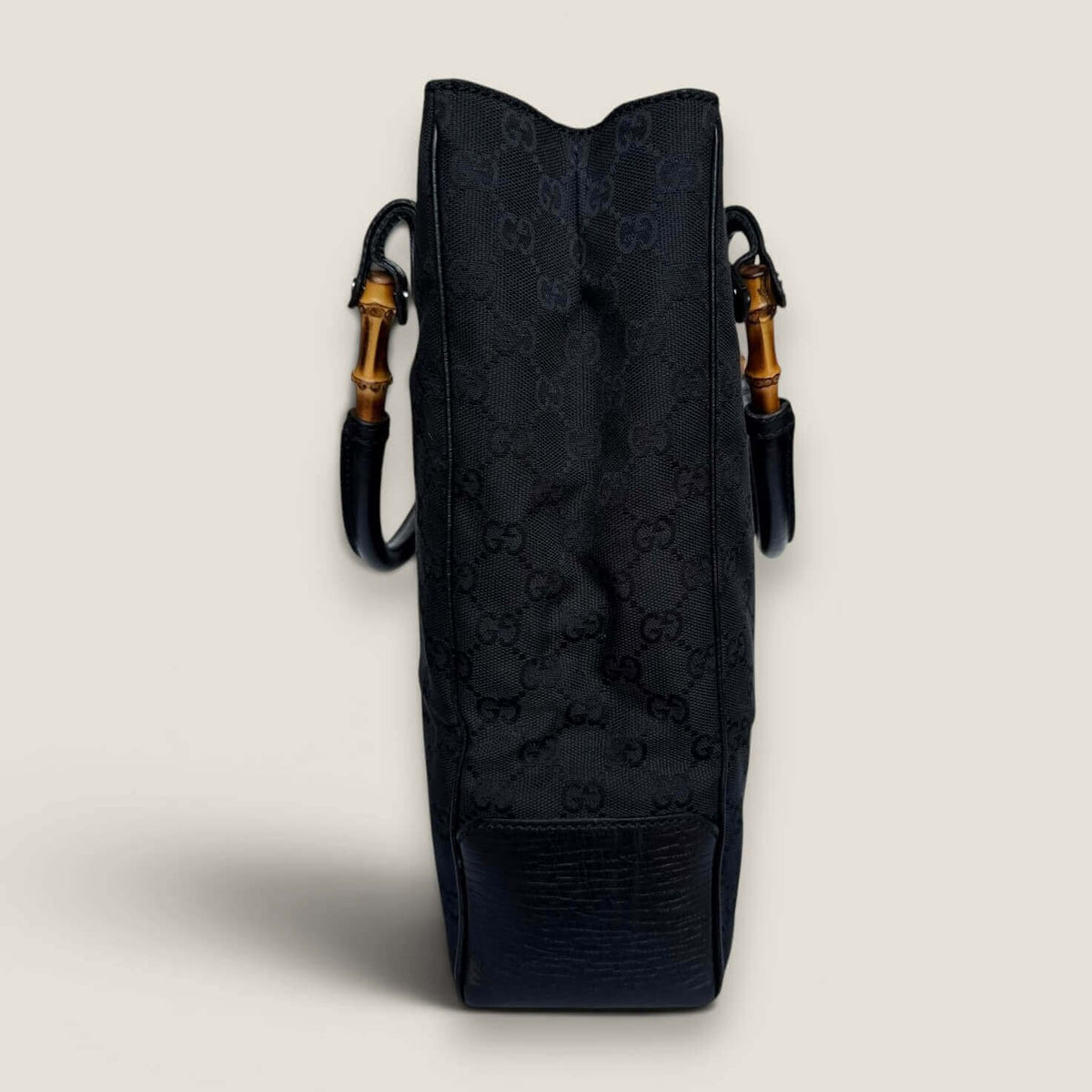 Zijkant vintage Gucci handtas zwart canvas