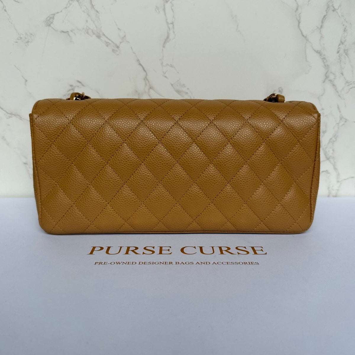 achterkant Chanel East West flap beige caviar