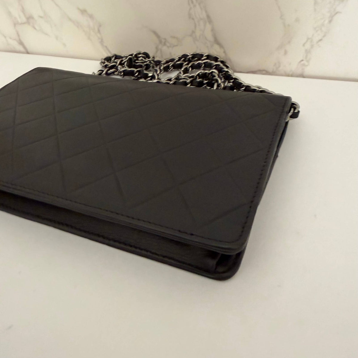 authentieke Chanel WOC lambskin close up leerstructuur